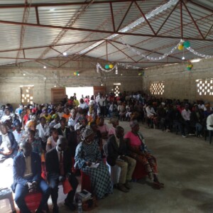 Interior da igreja e participantes do seminário