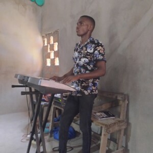 O líder do coral é o jovem, Irmão Nélio, que está na foto tocando teclado